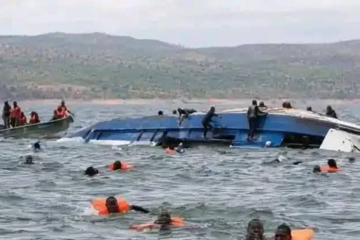 Tragedia en Zimbabue. El ferry Mbuya Nehanda volcó en el lago Kariba debido a fuertes oleajes y un presunto sobrecupo extremo. La embarcación, autorizada para 90 personas, llevaba más de 150 pasajeros a bordo.