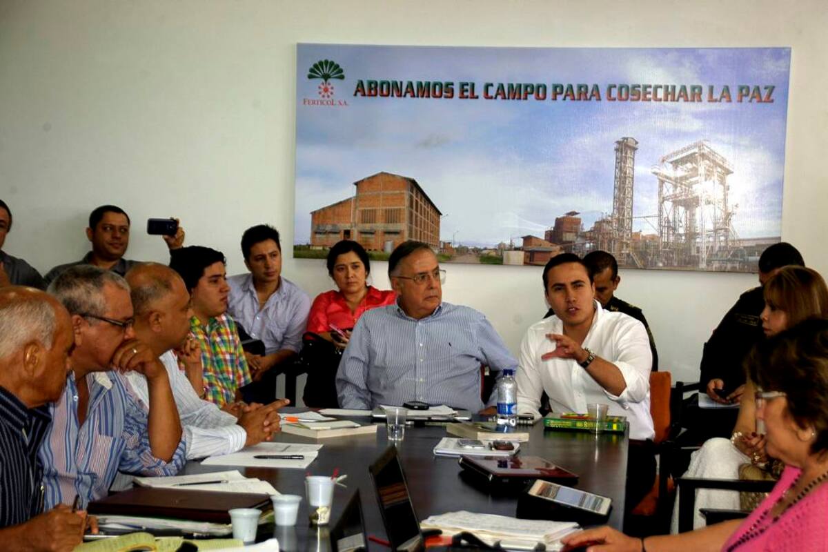 Cinco horas duró la reunión en la que el gerente de Ferticol, Juan Carlos Sierra, y el gobernador de Santander, Richard Aguilar Villa, expusieron a la junta el plan de salvamento. (Foto: Edgar Pernett S./VANGUARDIA LIBERAL)