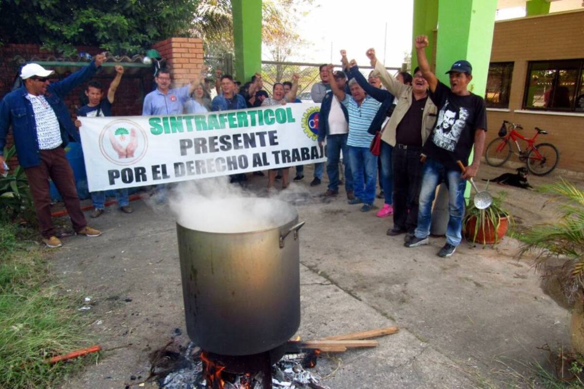 Con un plantón desde tempranas horas de la mañana de ayer, los trabajadores de Ferticol exigen a la Gerencia el cumplimiento de la convención colectiva, el reintegro de los trabajadores y, sobre todo, el pago de los nueve meses de salario atrasado. (Foto: Javier Alvarado/VANGUARDIA LIBERAL)