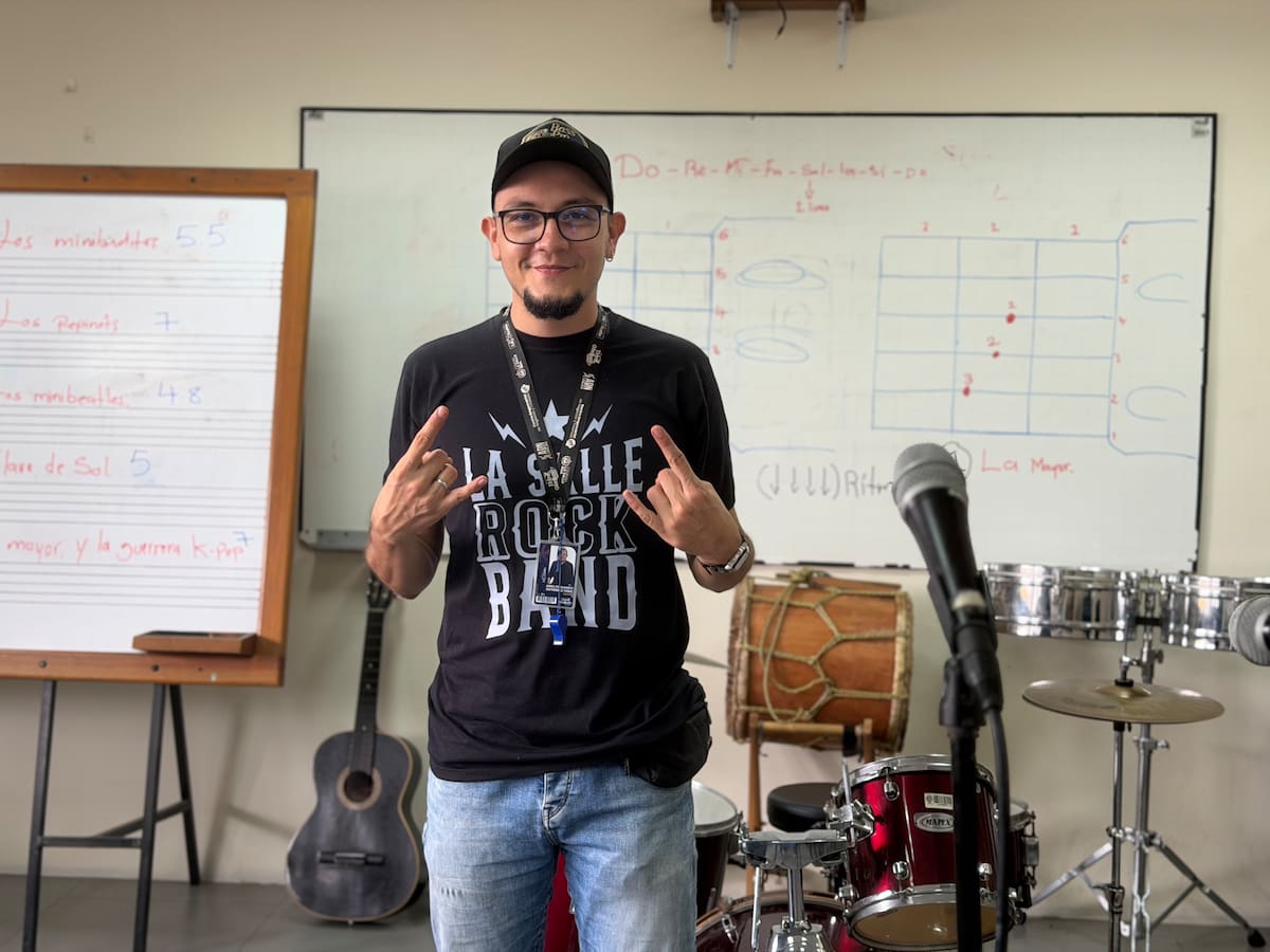 Ariel Fernando Gutiérrez, conocido en su faceta artística como “Ariel Tobo”, es uno de los impulsores clave de la formación cultural en el Colegio La Salle. Como docente y músico, combina la enseñanza con la creación, apostándole a que los estudiantes descubran y potencien su talento desde el arte. Su trabajo va más allá del aula: busca formar no solo artistas, sino ciudadanos sensibles, disciplinados y conectados con la cultura.