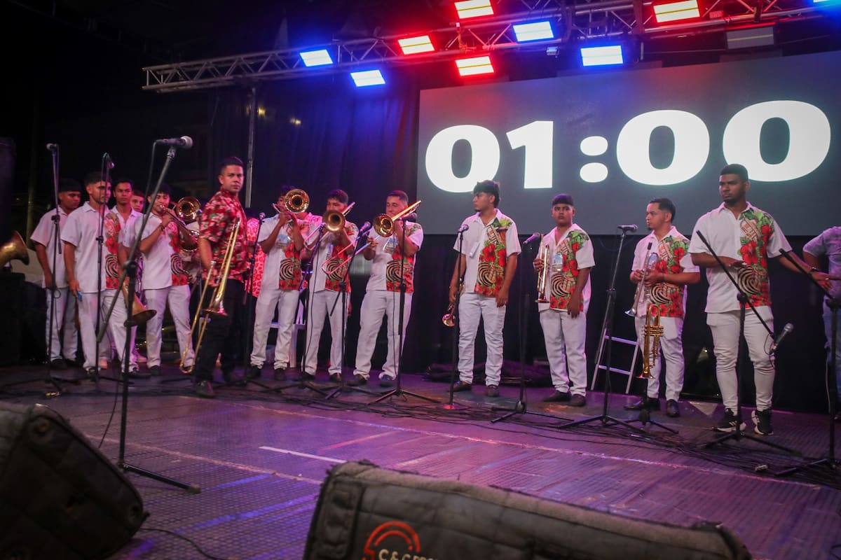 Pie de foto:La banda Nueva Generación de Cotorras, de Córdoba, se alzó con el primer lugar en la 31ª versión del Festival Nacional de Bandas Folclóricas, tras una destacada presentación que cautivó al jurado y al público en Barrancabermeja.
Suministrada/Vanguardia