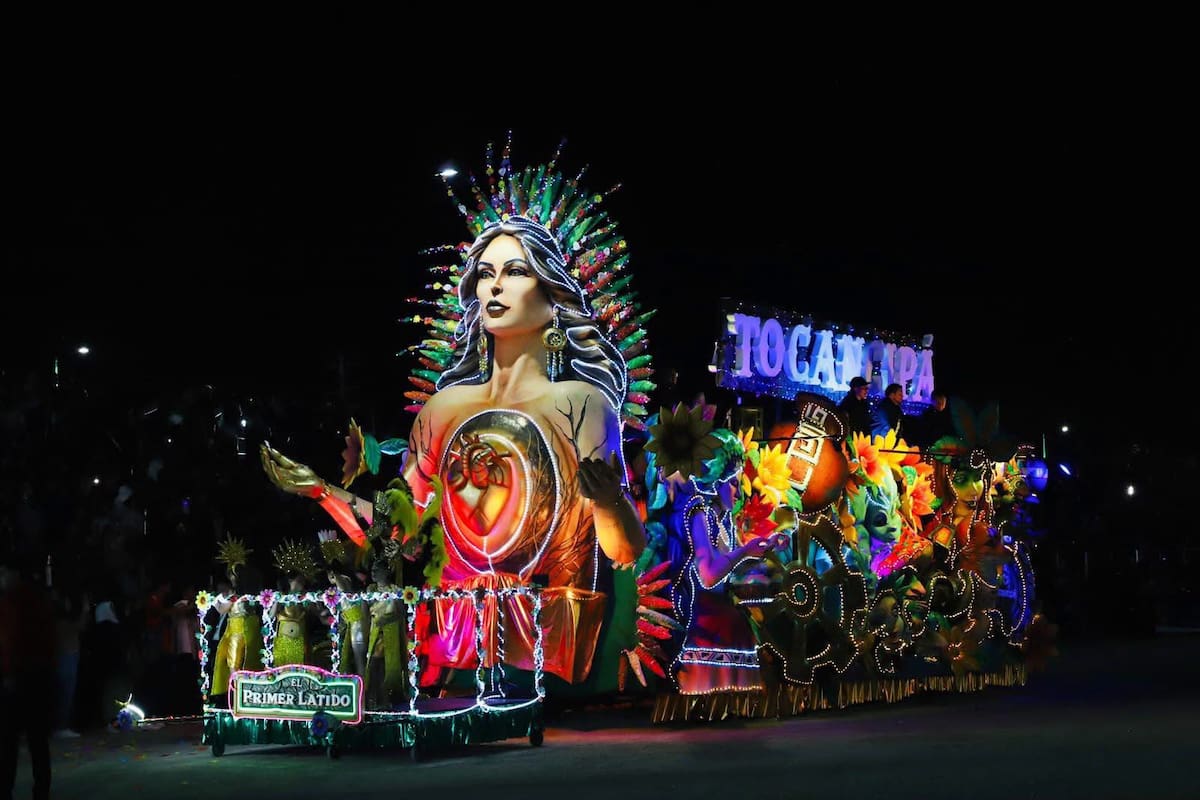 Más de 1.500 artistas y más de 20.000 asistentes participaron en el Gran Desfile de Carrozas y Comparsas del XXVI Festival de la Colombianidad, que reunió delegaciones de distintas regiones del país.