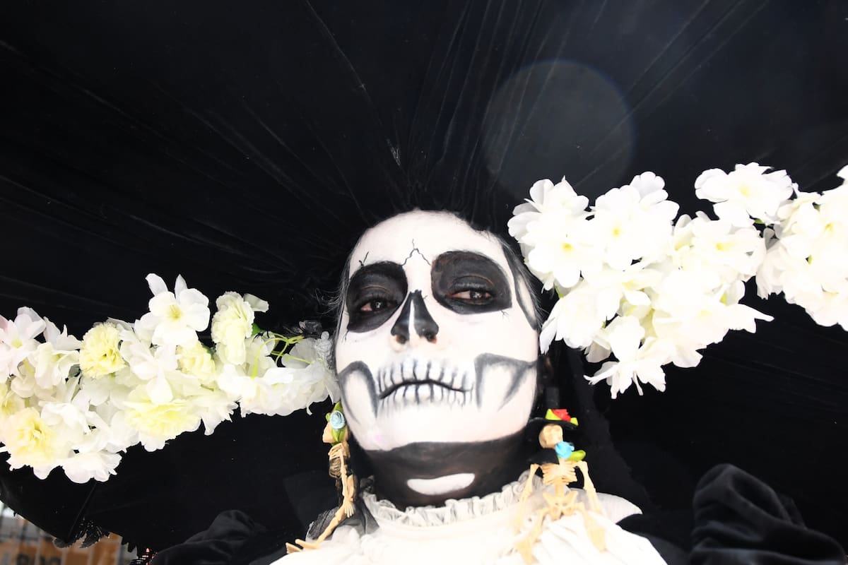 Una persona caracterizada como catrina posa este domingo, durante la tercera edición del Festival Paseo de Catrinas en Ciudad de Guatemala (Guatemala). EFE/ Alex Cruz