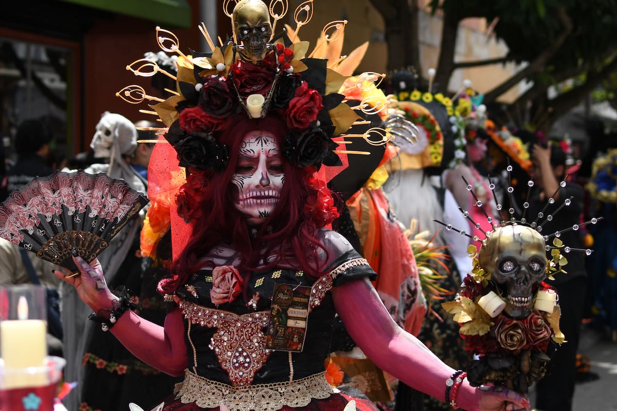 Una persona caracterizada como catrina posa este domingo, durante la tercera edición del Festival Paseo de Catrinas en Ciudad de Guatemala (Guatemala). EFE/ Alex Cruz