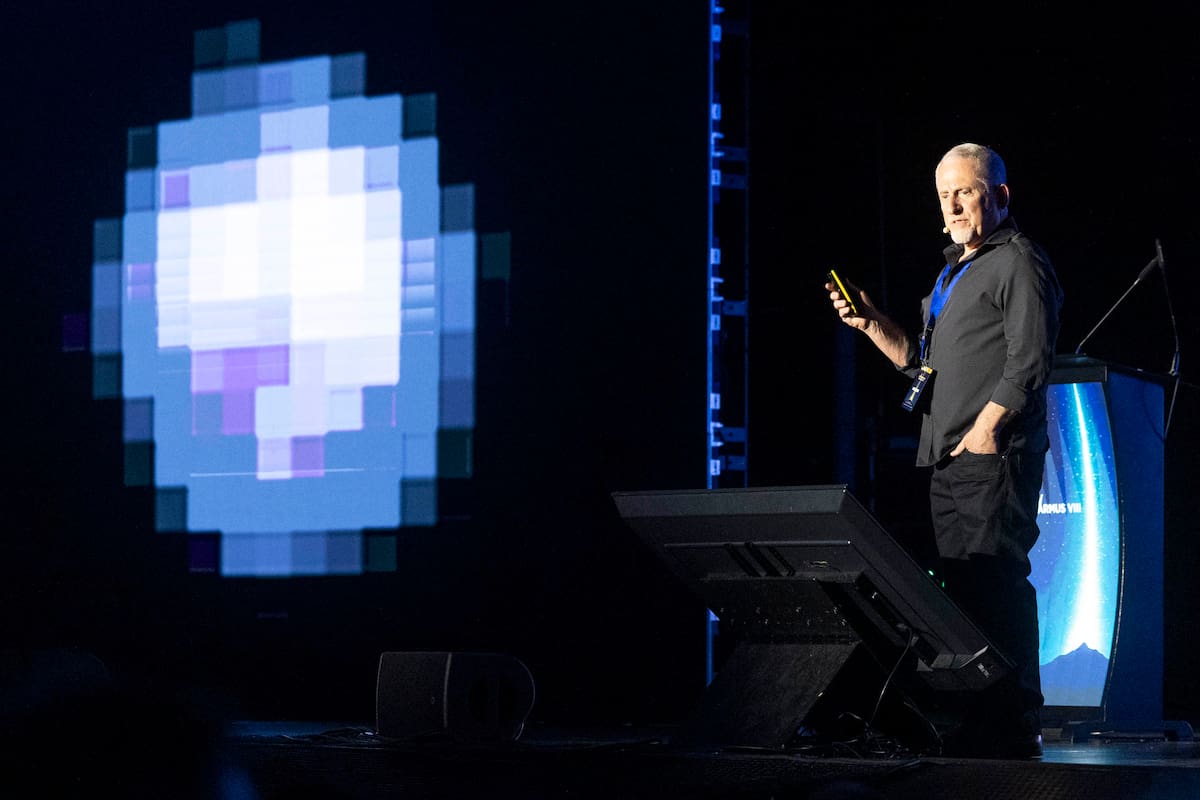 Alan Stern, líder de las misiones 'New Horizons' que exploran Plutón y el cinturón de Kuiper, durante la conferencia que ofreció este lunes en el festival Starmus VIII. EFE/ Miguel Barreto