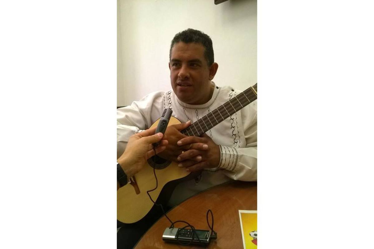 El maestro Miller Ardila es el coordinador de Cultura de Puente Nacional y junto con su familia trabaja para rescatar la tradición del requinto y el tiple. (Foto: Nelly Vecino Pico/VANGUARDIA LIBERAL )