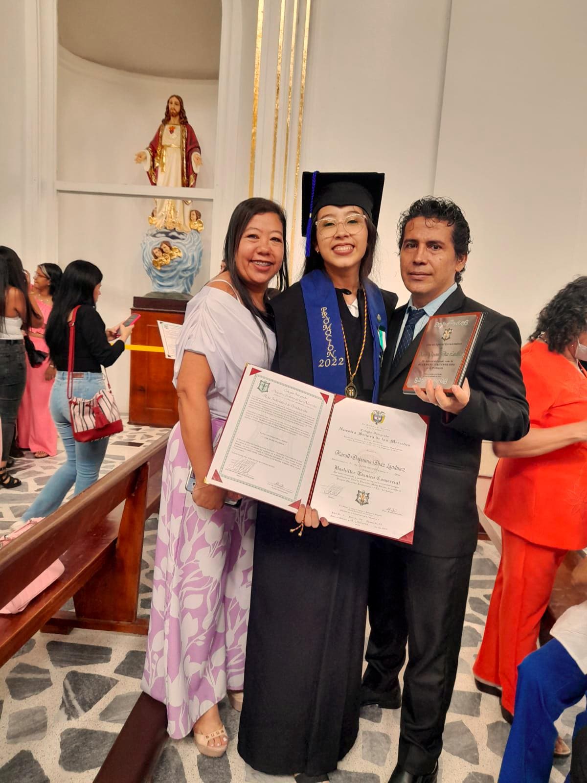 Hace algunos días, Karoll Dayanna obtuvo el título de bachiller en el Colegio Nuestra Señora de Las Mercedes, ‘Colmercedes’. Aquí ella aparece junto a sus padres: Samuel Díaz y Elsa Landínez.