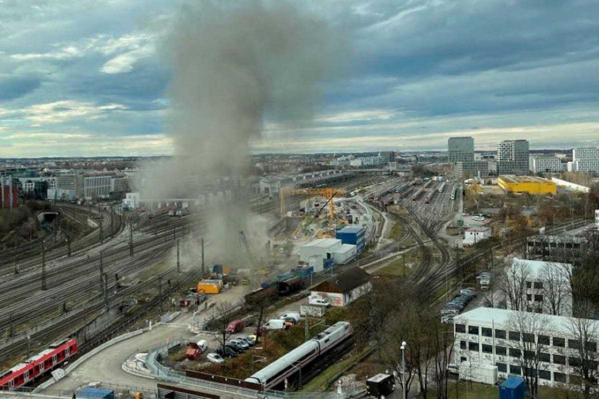 La explosión se produjo durante las obras de las vías del ferrocarril en Múnich y se trató de una bomba producto de los bombardeos aliados de la Segunda Guerra Mundial. Twitter / VANGUARDIA