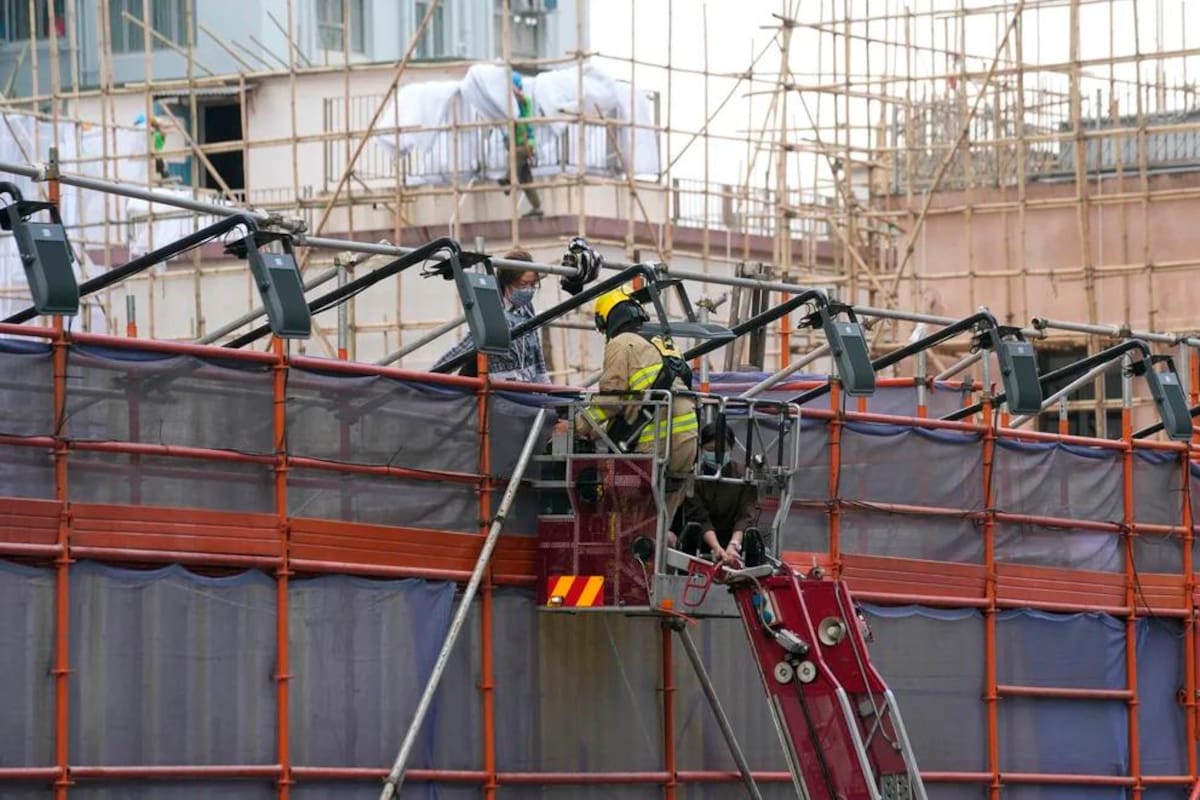 Los bomberos desplegaron una escalera para rescatar a las personas atrapadas en el incendio en el World Trade Center en Hong Kong. Twitter-EFE / VANGUARDIA