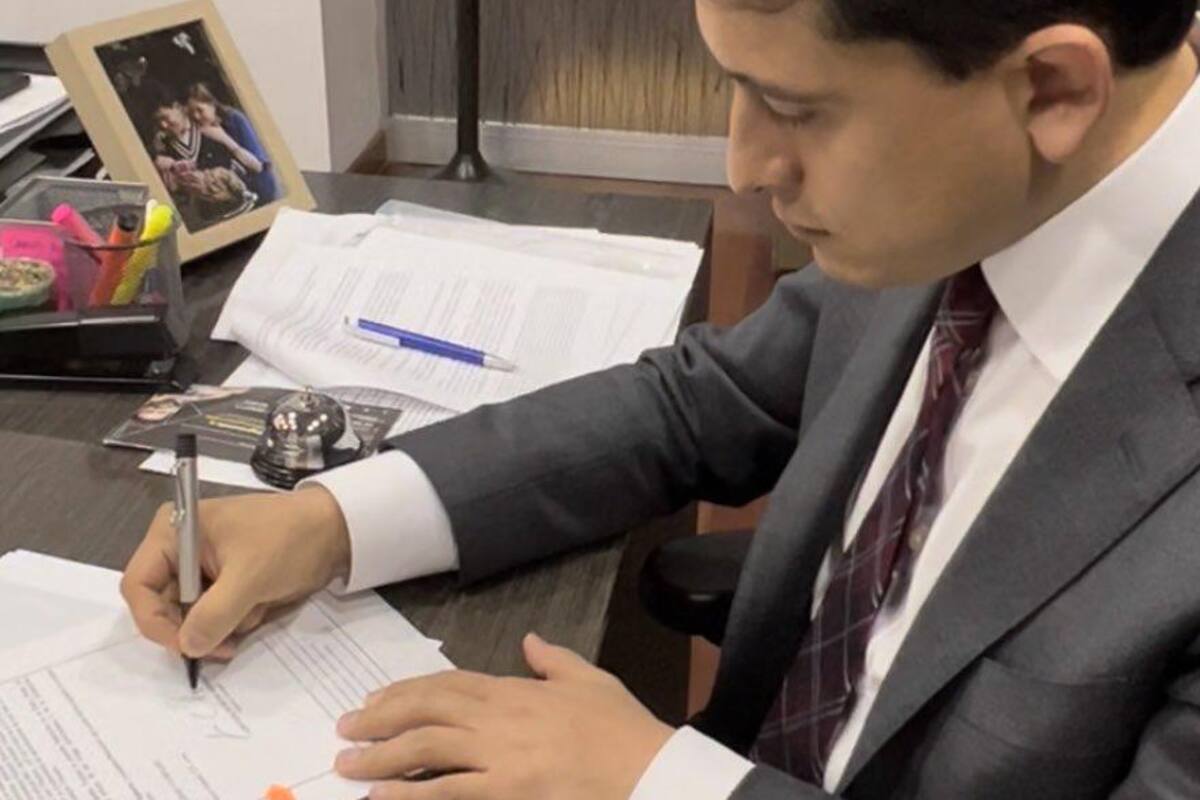 El director de la Dian, Luis Carlos Reyes, firmando la resolución. Tomada de Twitter / VANGUARDIA