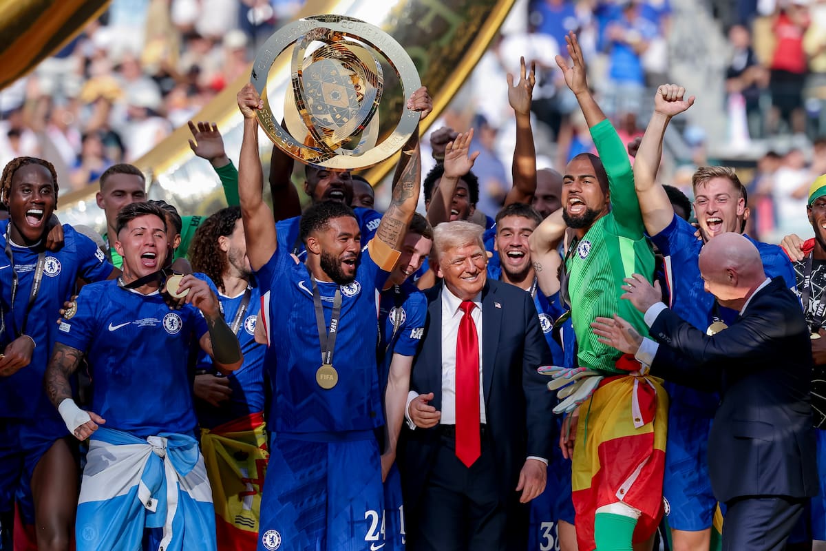 EAST RUTHERFORD (United States), 14/07/2025.- Chelsea FC lifts the trophy with US President Donald Trump (4-R) and FIFA President Gianni Infantino (R) after winning the FIFA Club World Cup 2025 final match between Chelsea FC and Paris Saint-Germain, in East Rutherford, New Jersey, USA, 13 July 2025. (Mundial de Fútbol) EFE/EPA/JUSTIN LANE