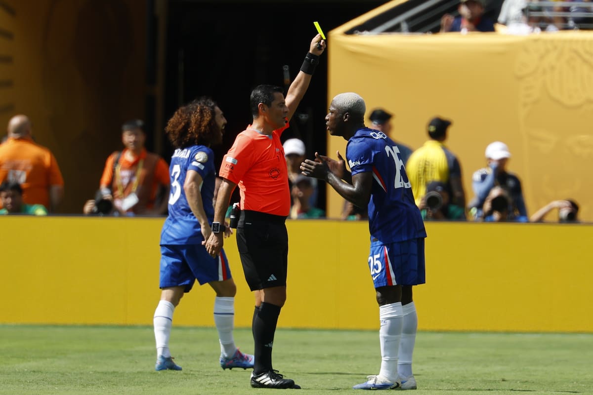EAST RUTHERFORD (United States), 13/07/2025.- Referee Alireza Faghani gives a yellow card to Moises Caicedo of Chelsea (R) during the FIFA Club World Cup 2025 Final match between Chelsea FC and Paris Saint-Germain, in East Rutherford, New Jersey, USA, 13 July 2025. (Mundial de Fútbol) EFE/EPA/CJ GUNTHER