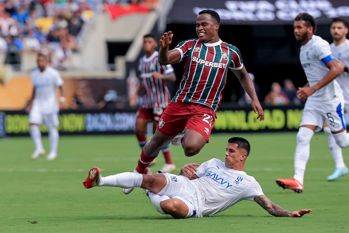 ORLANDO (United States), 04/07/2025.- Jhon Arias (L) of Fluminense and Joao Cancelo (R) of Al Hilal in action during the FIFA Club World Cup 2025 match between Fluminense FC and Al Hilal in Orlando, Florida, USA, 04 July 2025. (Mundial de Fútbol) EFE/EPA/CRISTOBAL HERRERA-ULASHKEVICH