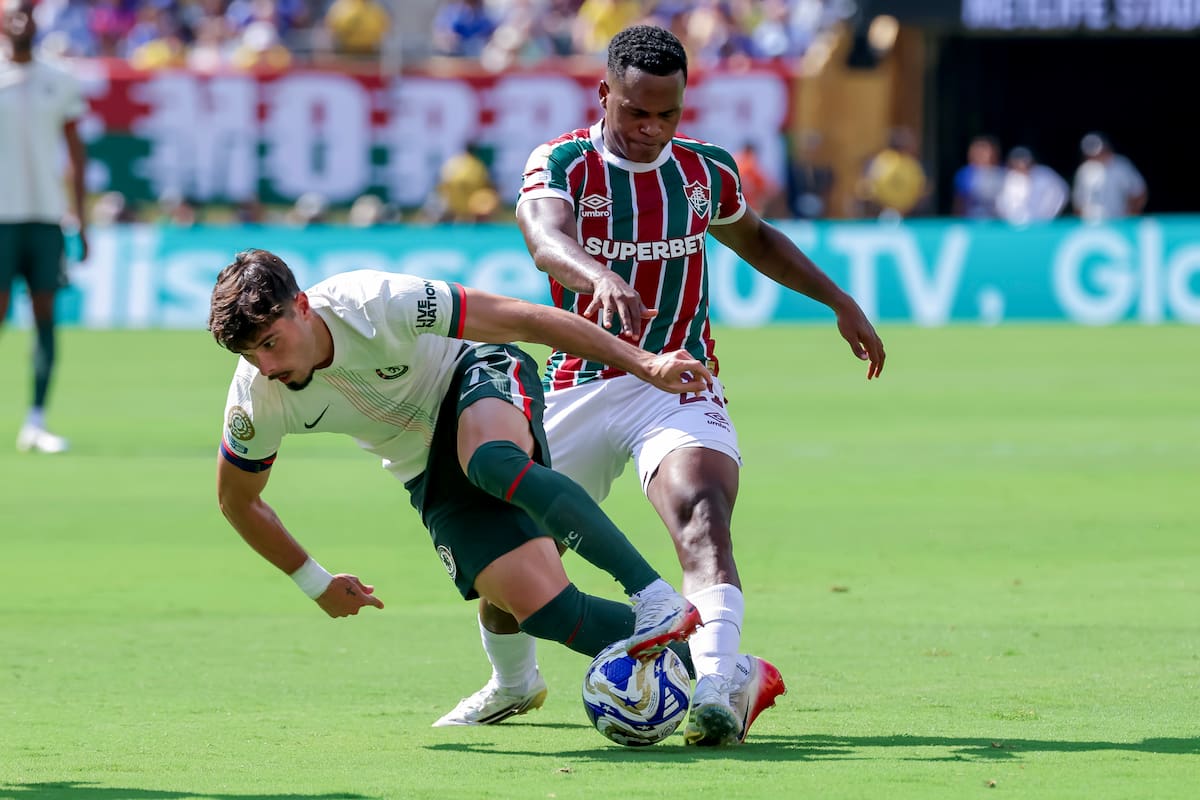 EAST RUTHERFORD (United States), 08/07/2025.- Pedro Neto (L) of Chelsea in action against Jhon Arias (R) of Fluminense during the FIFA Club World Cup 2025 match between Fluminense FC and Chelsea FC in East Rutherford, New Jersey, USA, 08 July 2025. (Mundial de Fútbol) EFE/EPA/JUSTIN LANE
