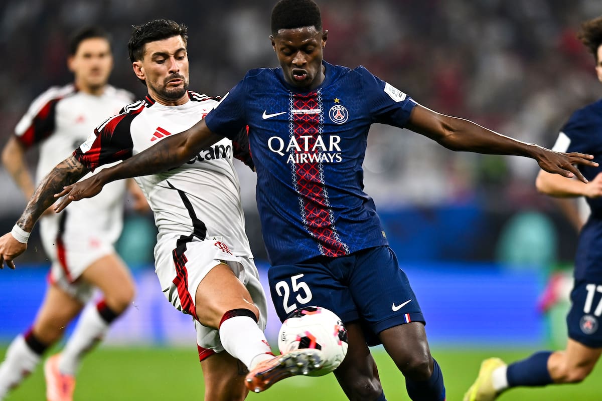 AL-RAYYAN (Qatar), 17/12/2025.- Nuno Mendes (R) of Paris Saint-Germain in action against Giorgian De Arrascaeta of CR Flamengo during the FIFA Intercontinental Cup 2025 match between Paris Saint-Germain and CR Flamengo at Ahmad Bin Ali Stadium in Al-Rayyan, Qatar, 17 December 2025. (Catar) EFE/EPA/NOUSHAD THEKKAYIL