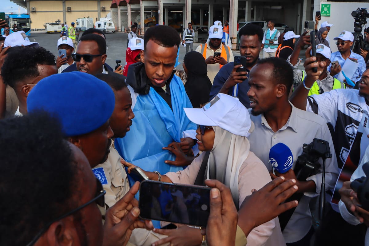 MOGADISHU (Somalia), 10/06/2026.- FIFA referee Omar Abdulkadir Artan (C) is greeted by supporters upon his arrival at the airport in Mogadishu, Somalia, 10 June 2026. Artan was given a hero's welcome after US authorities denied him entry to the 2026 FIFA World Cup. (Mundial de Fútbol, Mogadiscio) EFE/EPA/SAID YUSUF WARSAME