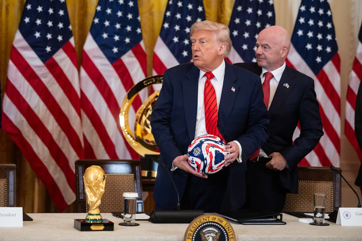 Washington (United States), 06/05/2025.- President Donald Trump holds a soccer ball as he and FIFA President Gianni Infantino prepare to depart a meeting of the White House Task Force on the FIFA World Cup 2026 in the East Room of the White House in Washington, DC, USA, 06 May 2025. Giuliani was named executive director of the task force. (Mundial de Fútbol) EFE/EPA/FRANCIS CHUNG / POOL