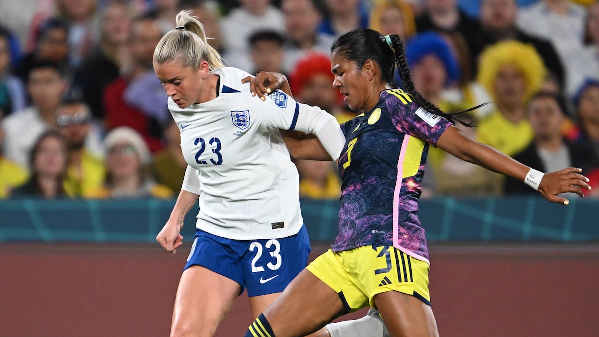 Sydney (Australia), 12/08/2023.- Alessia Russo of England (left) in action against Daniela Arias of Colombia during the FIFA Women's World Cup 2023 Quarter Final soccer match between England and Colombia at Stadium Australia in Sydney, Australia, 12 August 2023. (Mundial de Fútbol) EFE/EPA/DEAN LEWINS AUSTRALIA AND NEW ZEALAND OUT