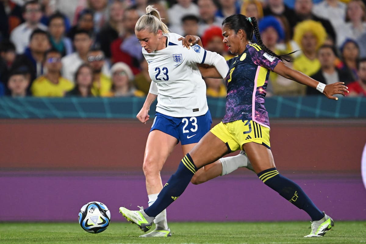 Sydney (Australia), 12/08/2023.- Alessia Russo of England (left) in action against Daniela Arias of Colombia during the FIFA Women's World Cup 2023 Quarter Final soccer match between England and Colombia at Stadium Australia in Sydney, Australia, 12 August 2023. (Mundial de Fútbol) EFE/EPA/DEAN LEWINS AUSTRALIA AND NEW ZEALAND OUT