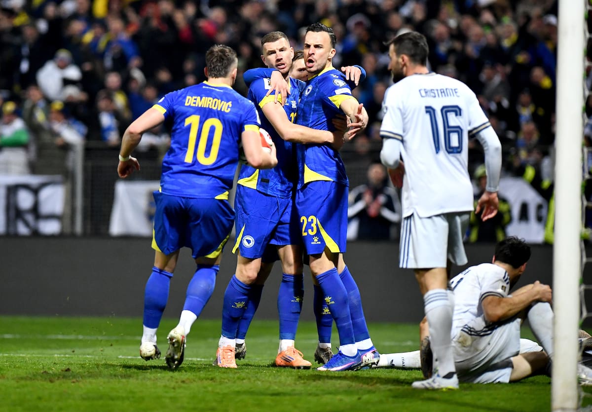 Zenica (Bosnia and Herzegovina), 31/03/2026.- Haris Tabakovic (R) of Bosnia and Herzegovina celebrates with teammates Edin Dzeko and Ermedin Demirovic (L) after the scoring the 1-1 during the FIFA World Cup 2026 European playoff match between Bosnia and Herzegovina and Italy in Zenica, Bosnia and Herzegovina, 31 March 2026. (Mundial de Fútbol, Bosnia-Herzegovina, Italia) EFE/EPA/NIDAL SALJIC