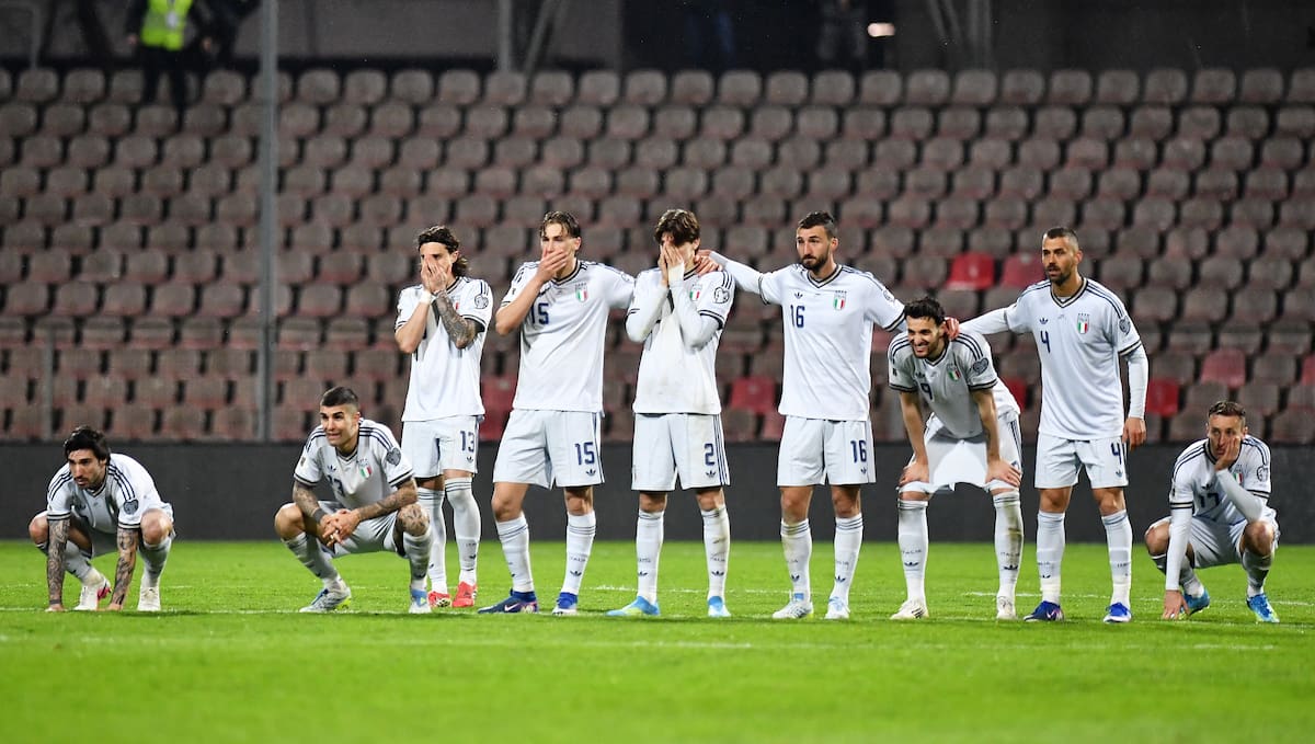 Zenica (Bosnia and Herzegovina), 01/04/2026.- Players of Italy react during the penalty shoout-out in the FIFA World Cup 2026 European playoff match between Bosnia and Herzegovina and Italy in Zenica, Bosnia and Herzegovina, 31 March 2026. Bosnia and Herzegovina won the penalty shoot-out. (Mundial de Fútbol, Bosnia-Herzegovina, Italia) EFE/EPA/NIDAL SALJIC