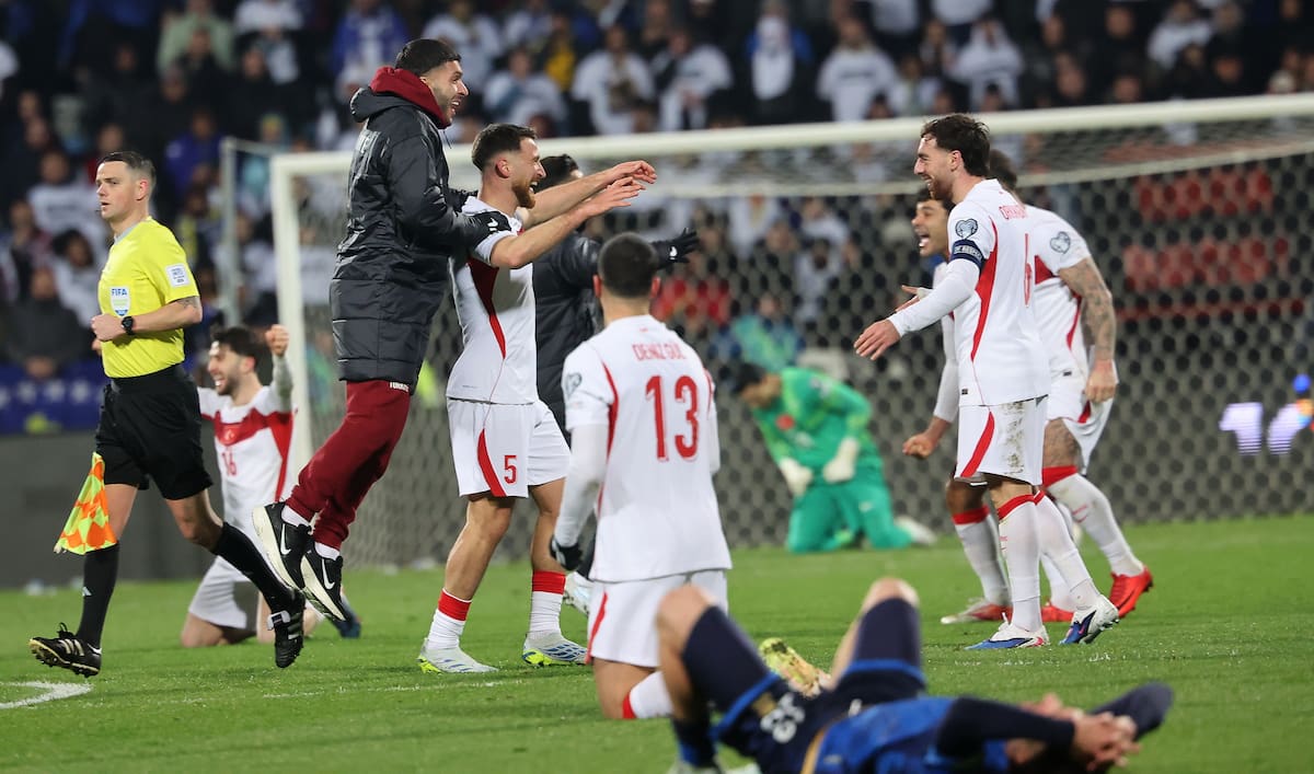 Pristina (-), 31/03/2026.- Turkey's Salih Ozcan (C-L) and his teammates celebrate after winning the FIFA World Cup 2026 European playoff match between Kosovo and Turkey in Pristina, Kosovo, 31 March 2026. (Mundial de Fútbol, Turquía) EFE/EPA/GEORGI LICOVSKI