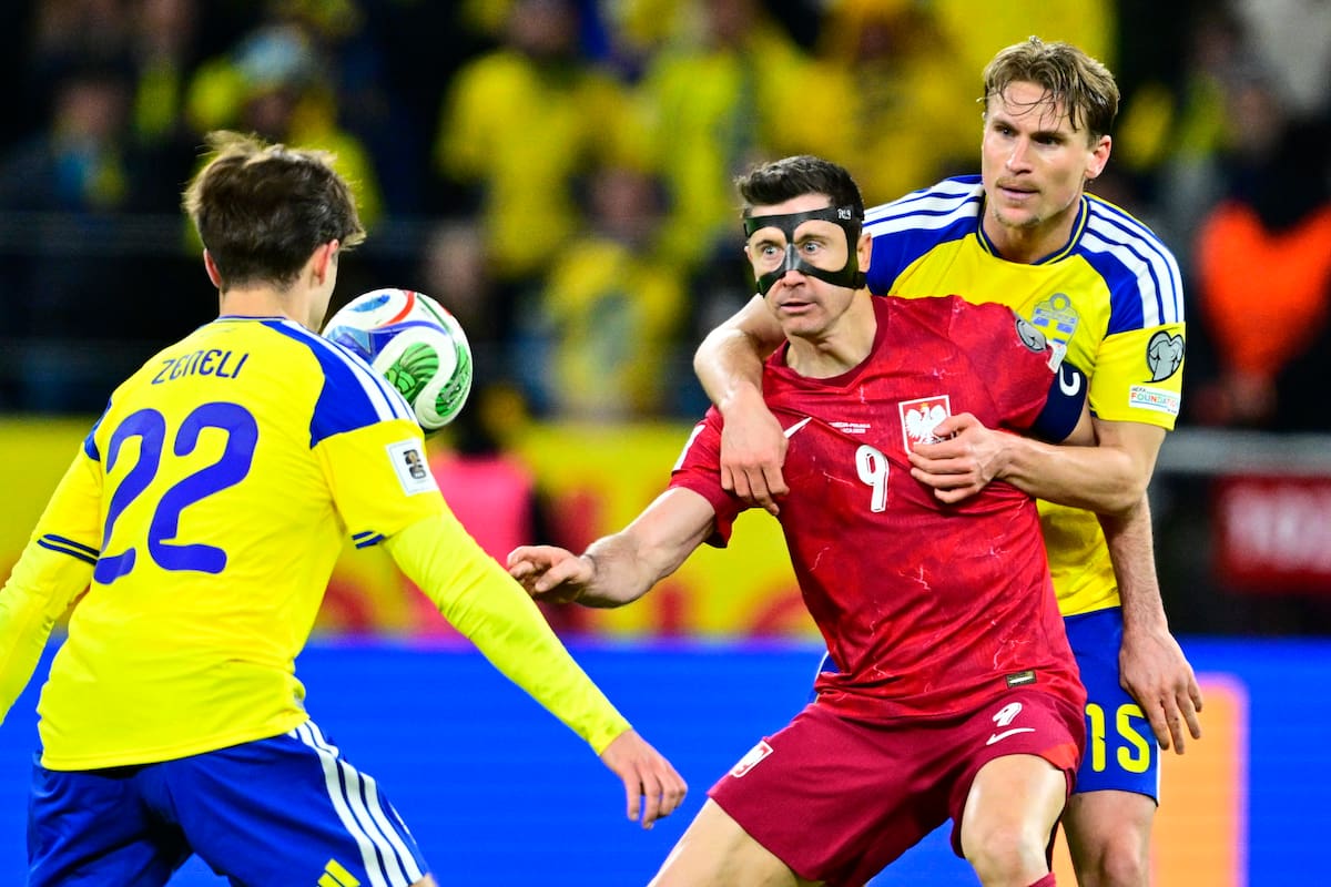 STOCKHOLM (Sweden), 31/03/2026.- Poland's Robert Lewandowski (C) and Sweden's Carl Starfelt in action during the FIFA World Cup 2026 European playoffs match between Sweden and Poland at Strawberry Arena in Stockholm, Sweden, 31 March 2026. (Mundial de Fútbol, Polonia, Suecia, Estocolmo) EFE/EPA/Jonas Ekstromer SWEDEN OUT
