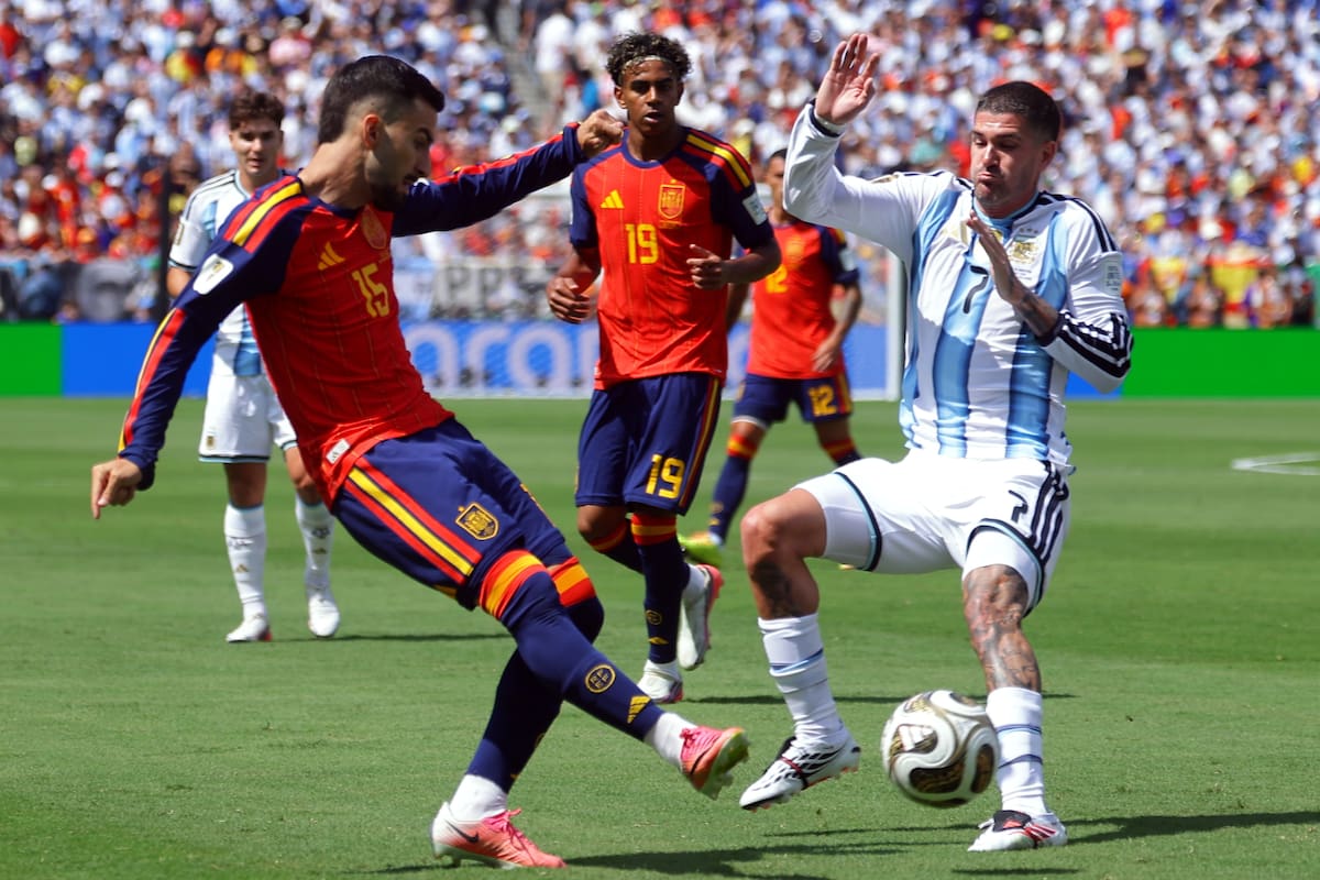 EAST RUTHERFORD (United States), 19/07/2026.- Alex Baena of Spain (L) and Rodrigo De Paul of Argentina in action during the FIFA World Cup 2026 final match Spain against Argentina, in New Jersey, USA, 19 July 2026. (España) EFE/EPA/CHRISTOPHER NEUNDORF
