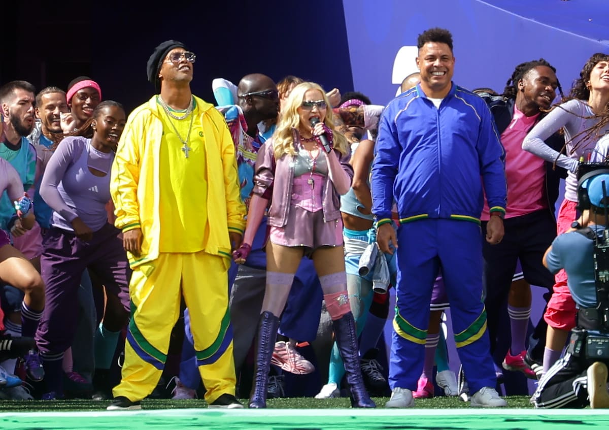 EAST RUTHERFORD (United States), 19/07/2026.- US singer Madonna (C) performs flanked by former Brazilian soccer players Ronaldinho (L) and Ronaldo during the halftime show during the FIFA World Cup 2026 final match Spain against Argentina, in New Jersey, USA, 19 July 2026. (Mundial de Fútbol, España) EFE/EPA/CHRISTOPHER NEUNDORF