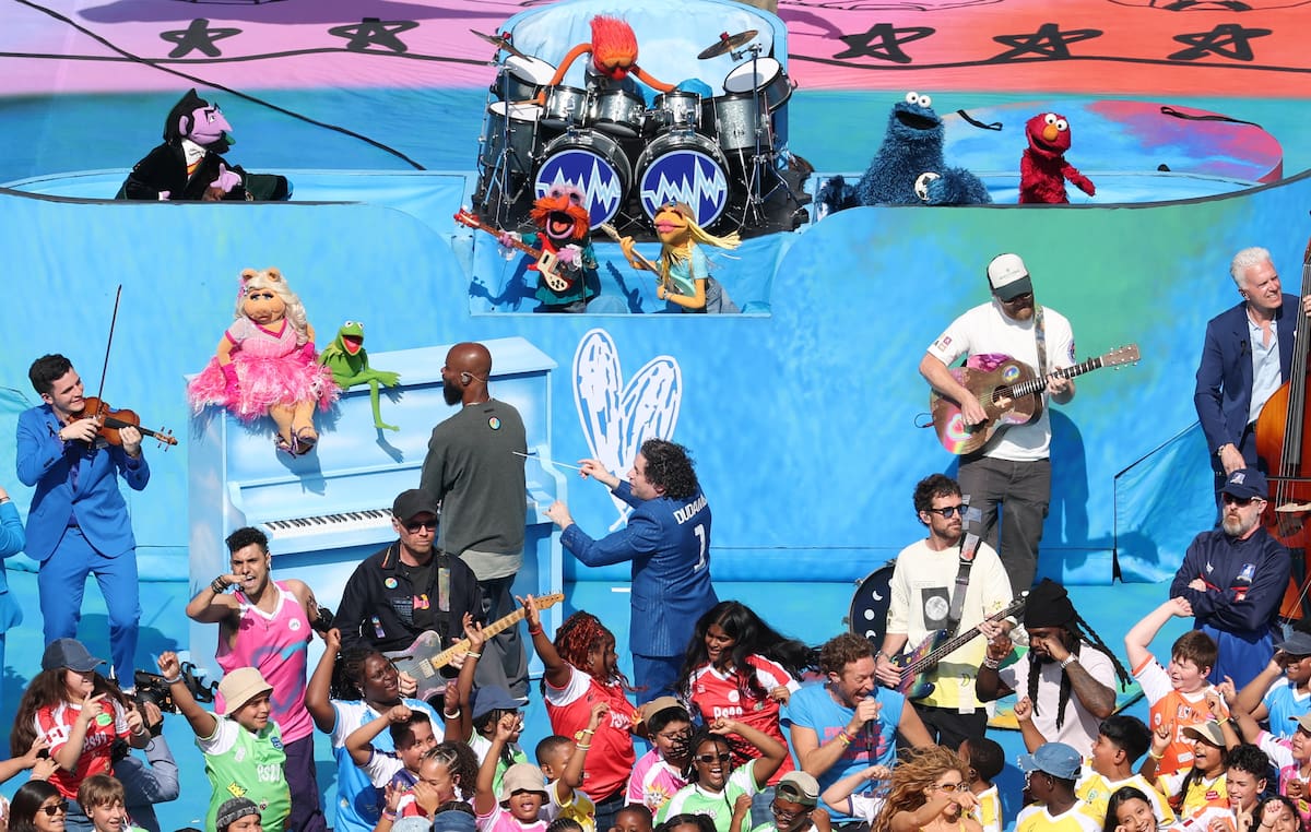 EAST RUTHERFORD (United States), 19/07/2026.- Venezuelan conductor Gustavo Dudamel, Colombian singer Shakira, British pop band Coldplay with New York City's PS 22 Chorus, Kermit, Miss Piggy and other Muppets
perform in the Halftime show during the FIFA World Cup 2026 final match Spain against Argentina, in New Jersey, USA, 19 July 2026. (España, Nueva York) EFE/EPA/SARAH YENESEL