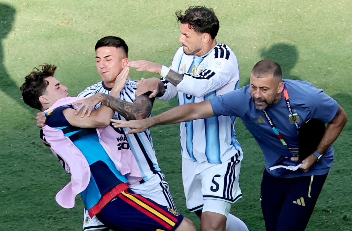 EAST RUTHERFORD (United States), 20/07/2026.- Gavi (L) of Spain clashes with Nahuel Molina (C) and Leandro Paredes of Argentina after the end of the FIFA World Cup 2026 final match Spain against Argentina, in New Jersey, USA, 19 July 2026. (España) EFE/EPA/RONALD WITTEK