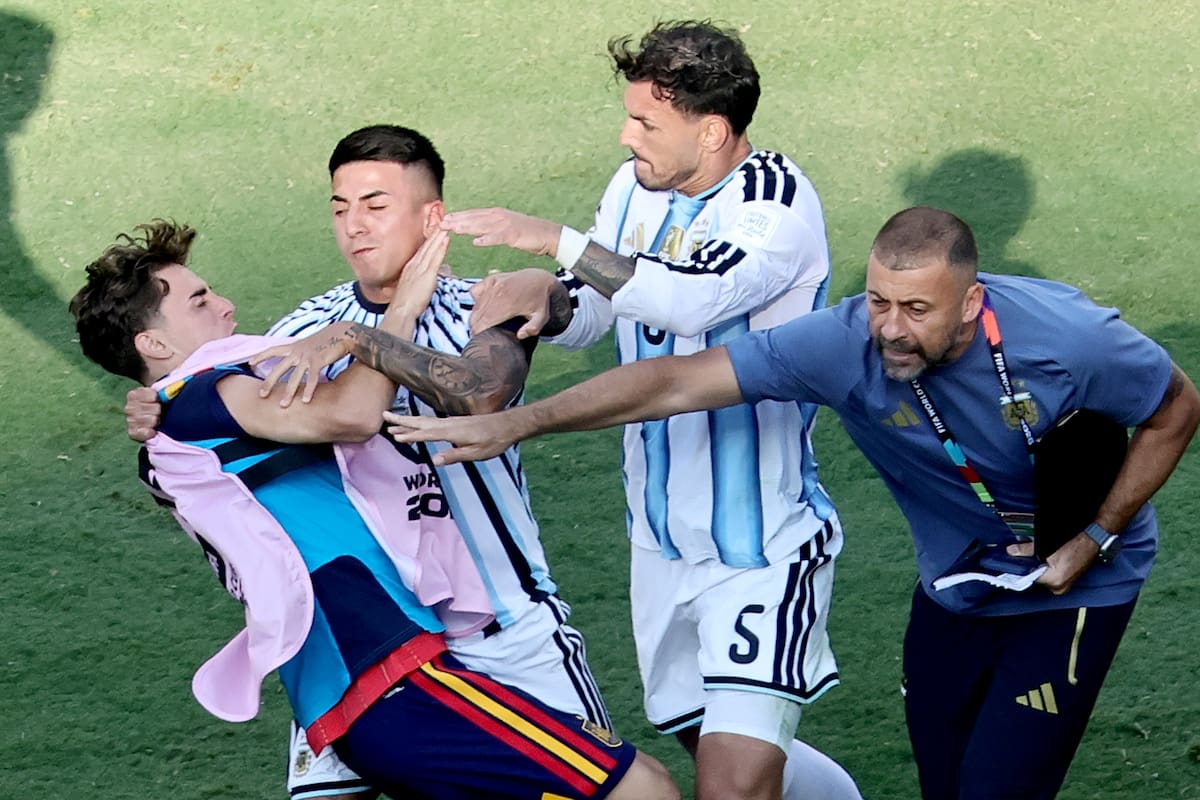 EAST RUTHERFORD (United States), 20/07/2026.- Gavi (L) of Spain clashes with Nahuel Molina (C) and Leandro Paredes of Argentina after the end of the FIFA World Cup 2026 final match Spain against Argentina, in New Jersey, USA, 19 July 2026. (España) EFE/EPA/RONALD WITTEK