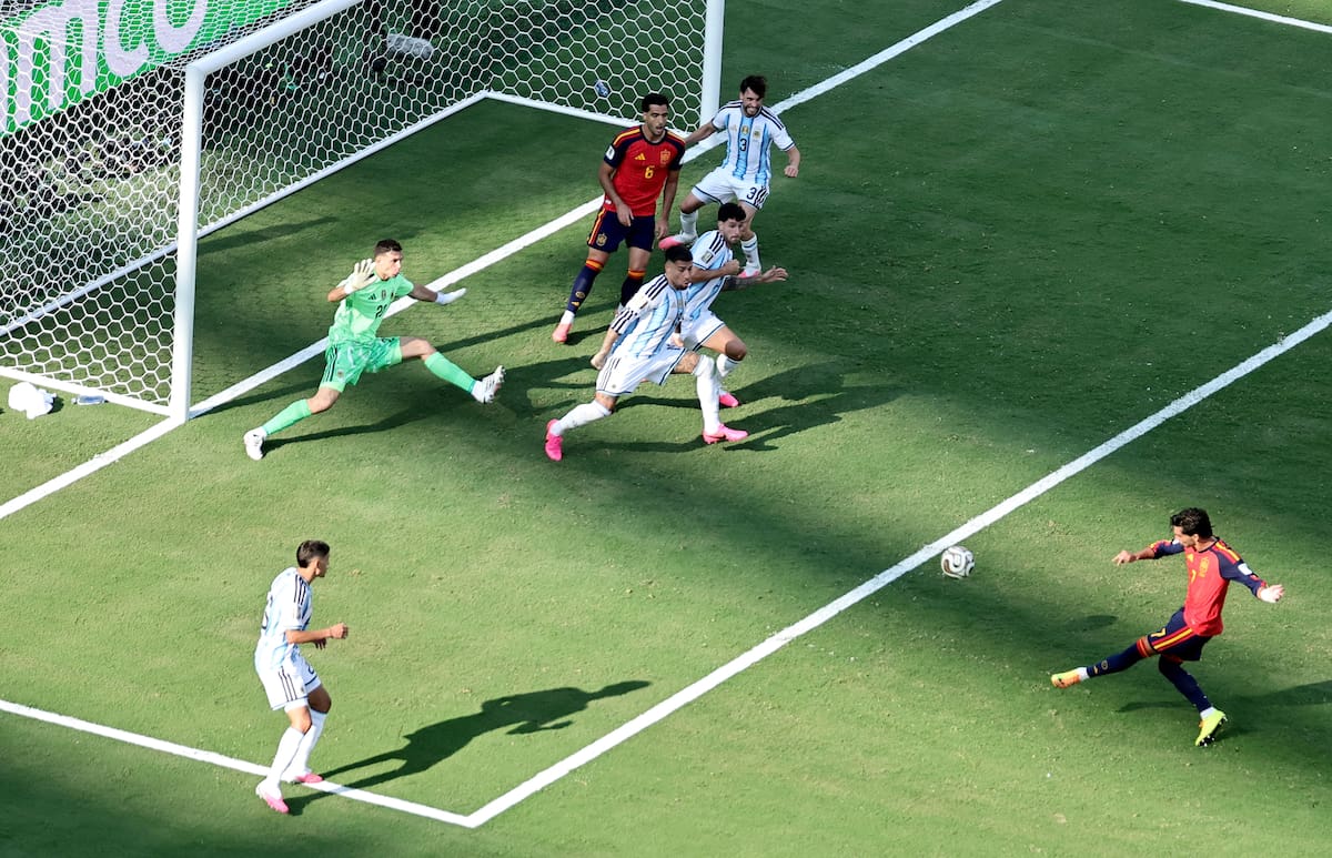 EAST RUTHERFORD (United States), 19/07/2026.- Ferran Torres (R) of Spain scores the opening goal during the FIFA World Cup 2026 final match Spain against Argentina, in New Jersey, USA, 19 July 2026. (España) EFE/EPA/RONALD WITTEK