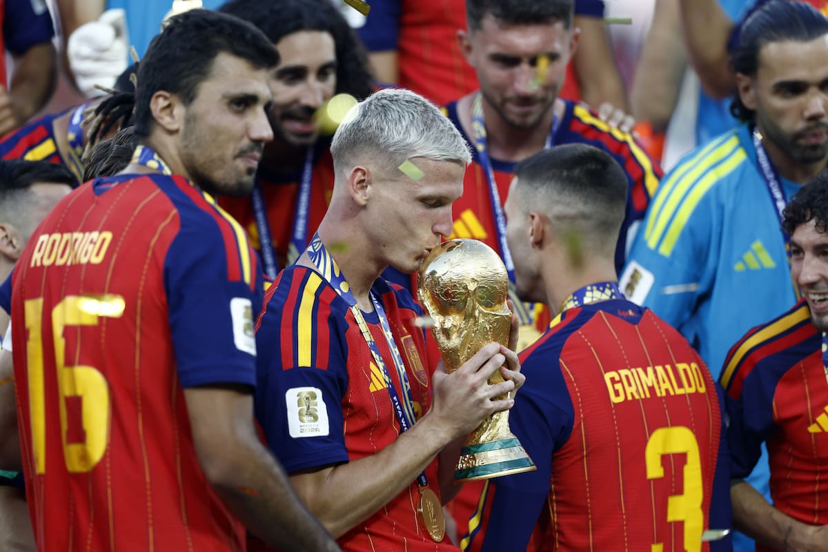 EAST RUTHERFORD (United States), 19/07/2026.- Dani Olmo of Spain kisses the World Cup Trophy during the awards ceremony after the FIFA World Cup 2026 final match Spain against Argentina, in East Rutherford, New Jersey, USA, 19 July 2026. (España) EFE/EPA/WILL OLIVER
