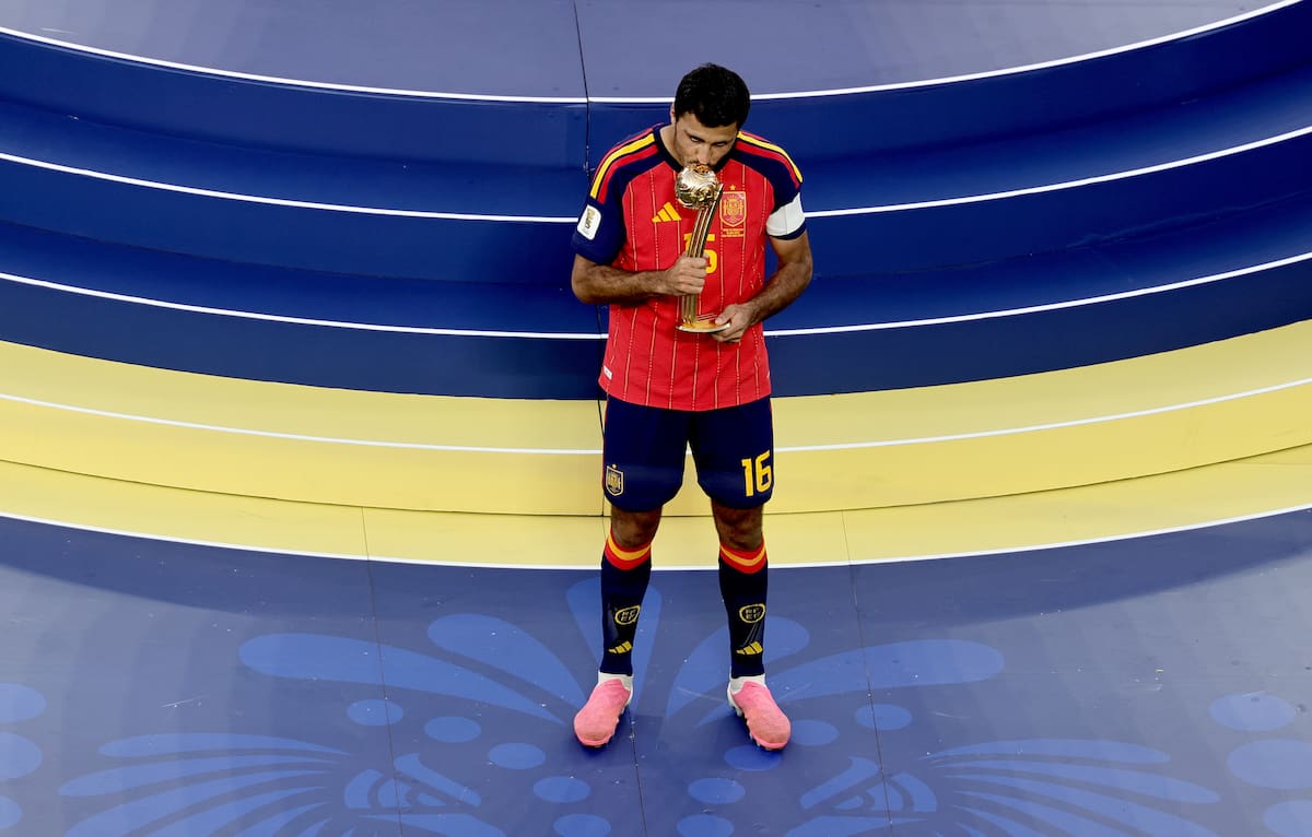EAST RUTHERFORD (United States), 20/07/2026.- Rodri of Spain kisses his trophy that he received as best player of the tournament after the FIFA World Cup 2026 final match Spain against Argentina, in New Jersey, USA, 19 July 2026. Spain won 1-0. (España) EFE/EPA/RONALD WITTEK