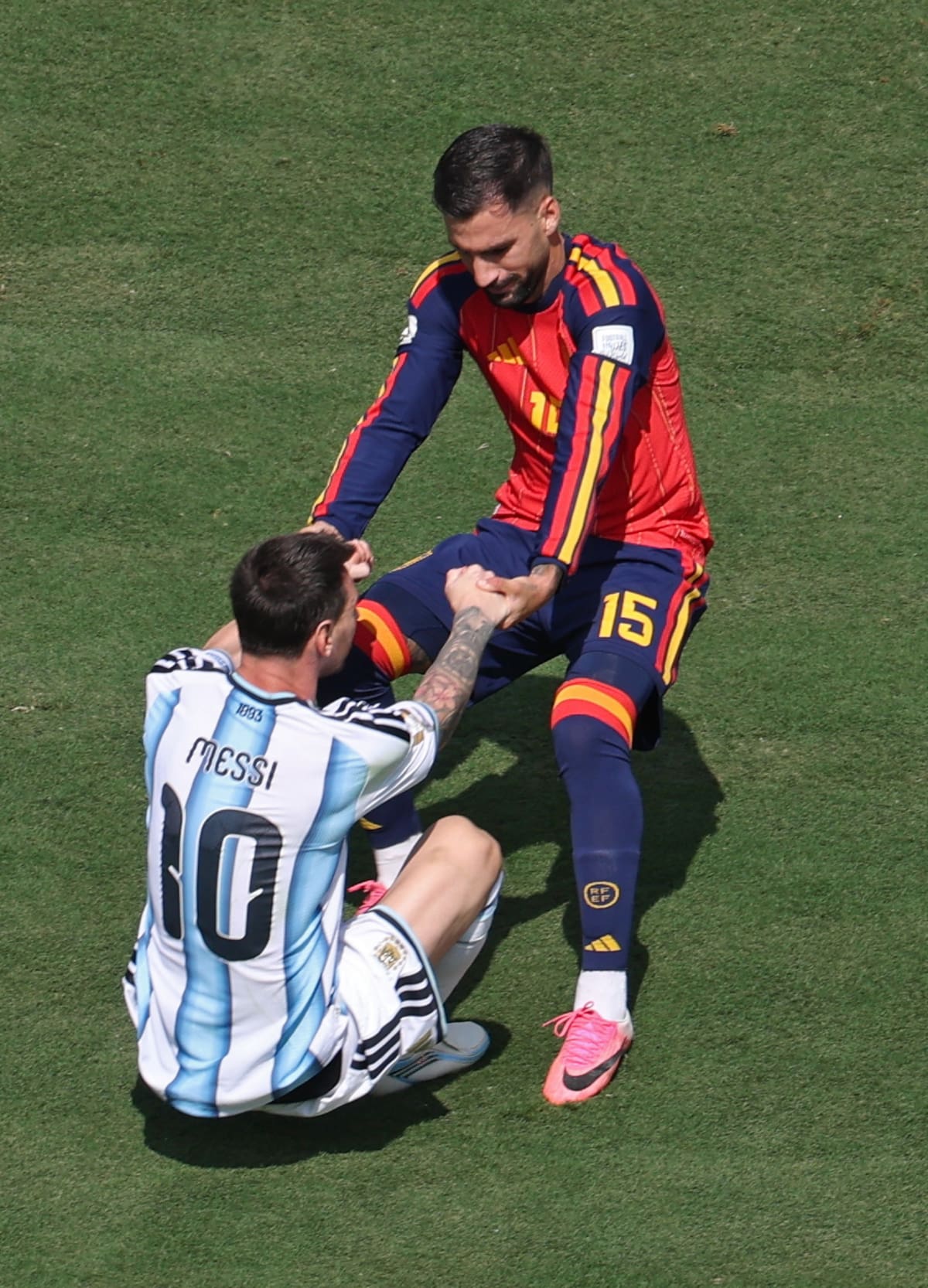 EAST RUTHERFORD (United States), 19/07/2026.- Alex Baena of Spain (R) helps up Lionel Messi of Argentina during the FIFA World Cup 2026 final match Spain against Argentina, in New Jersey, USA, 19 July 2026. (España) EFE/EPA/SARAH YENESEL