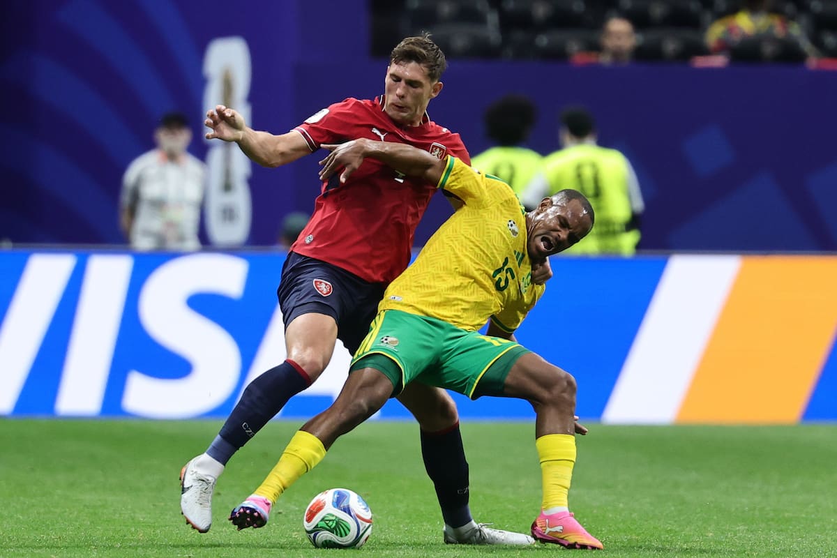 ATLANTA (United States), 18/06/2026.- Robin Hranac of Czech Republic (L) and Iqraam Rayners of South Africa in action during the FIFA World Cup 2026 group stage match Czechia against South Africa, in Atlanta, USA, 18 June 2026. (República Checa, Sudáfrica) EFE/EPA/RONALD WITTEK