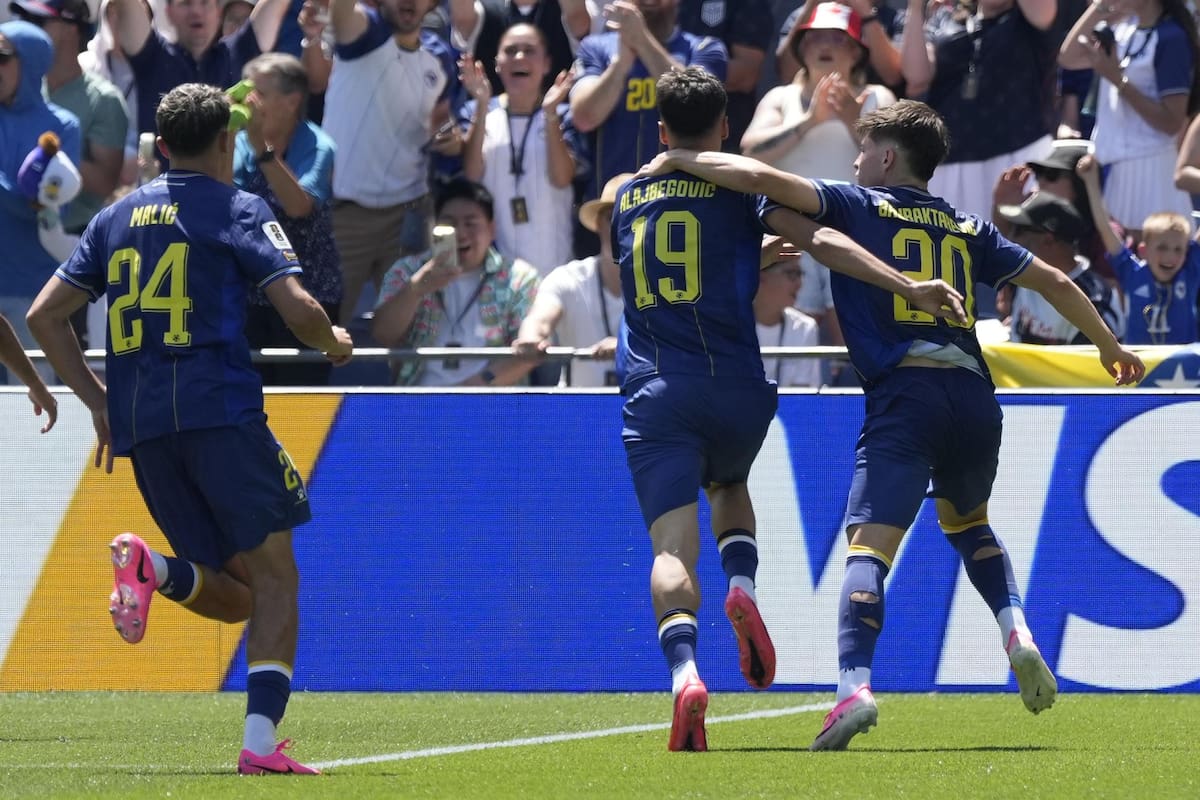 Kerim Alajbegovic, de Bosnia y Herzegovina (centro), celebra con sus compañeros tras marcar el gol del 1-0 durante el partido de la fase de grupos de la Copa Mundial de la FIFA 2026 entre Bosnia y Herzegovina y Catar, en Seattle, Washington (EE. UU.), el 24 de junio de 2026. (Bosnia-Herzegovina, Catar) EFE/EPA/STEPHAN BRASHEAR