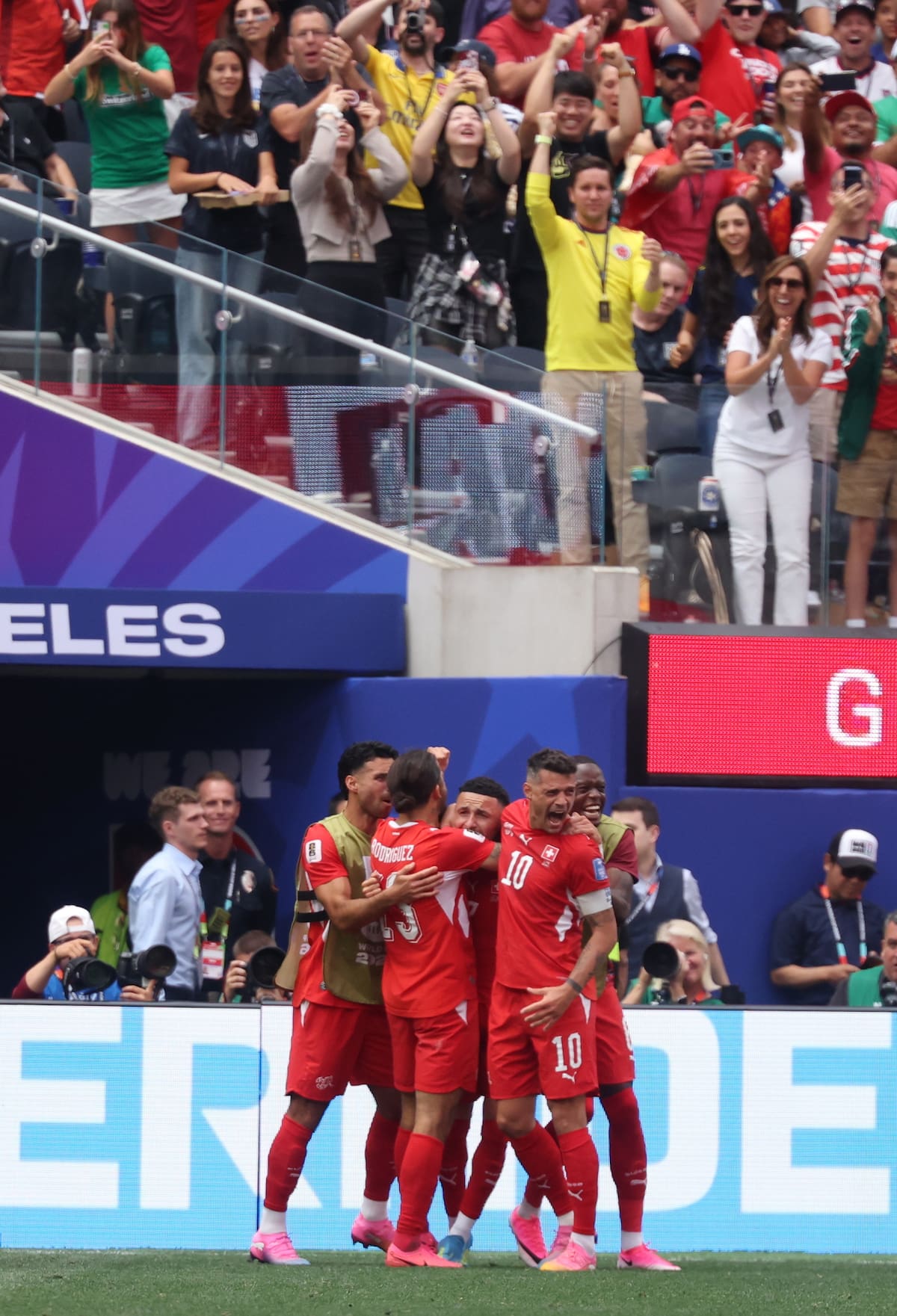 LOS ANGELES (United States), 18/06/2026.- Ruben Vargas of Switzerland (C) celebrates with teammates after scoring the 2-0 goal during the FIFA World Cup 2026 group stage match Switzerland against Bosnia and Herzegovina, in Los Angeles, USA, 18 June 2026. (Bosnia-Herzegovina, Suiza) EFE/EPA/CRISTOPHER TORRES