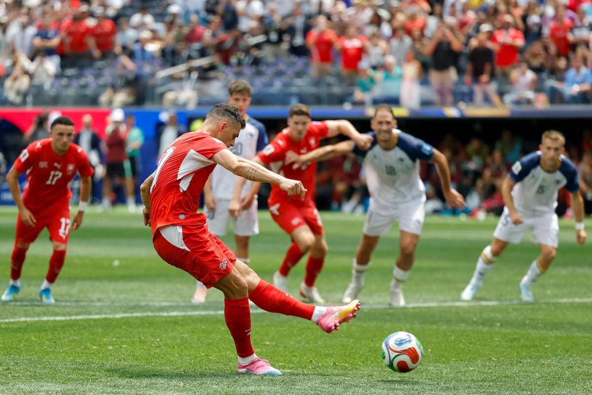 LOS ANGELES (United States), 18/06/2026.- Granit Xhaka of Switzerland converts a penalty and scores the 4-1 goal during the FIFA World Cup 2026 group stage match Switzerland against Bosnia and Herzegovina, in Los Angeles, USA, 18 June 2026. (Bosnia-Herzegovina, Suiza) EFE/EPA/PETER KLAUNZER