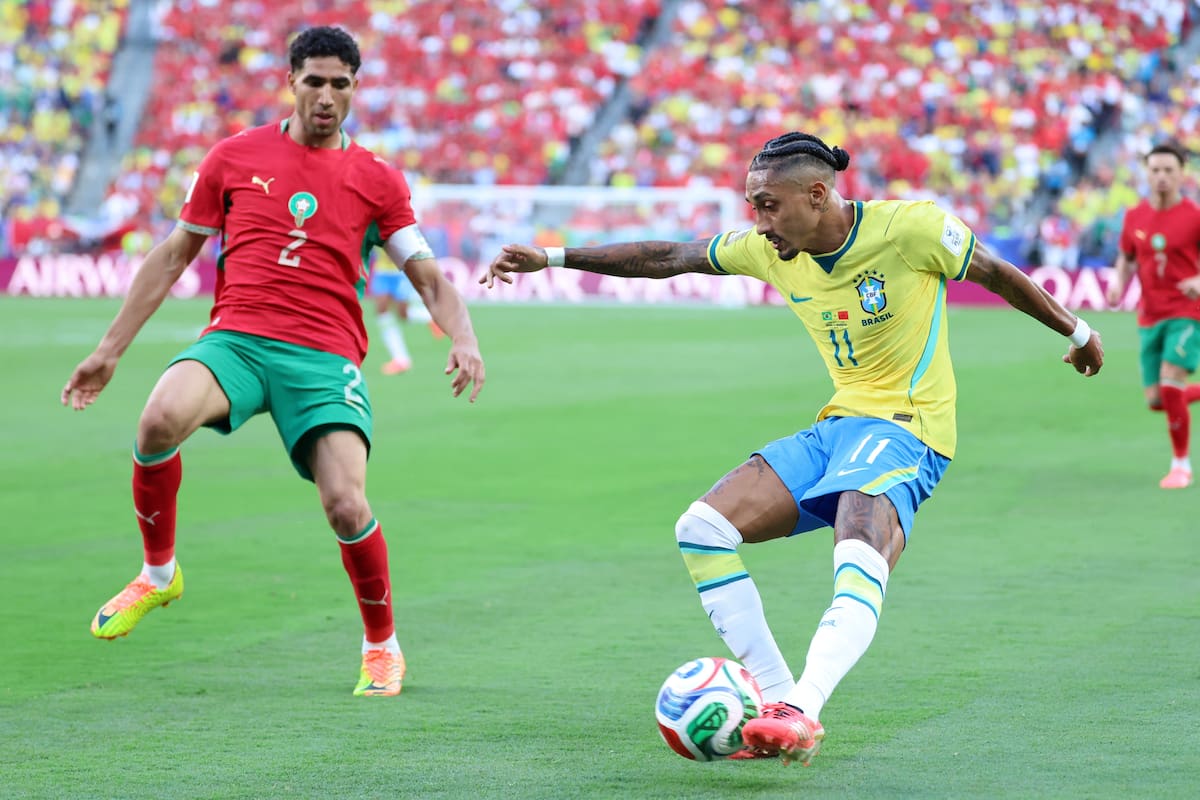 NEW JERSEY (United States), 14/06/2026.- Achraf Hakimi of Morocco (L) in action against Raphinha of Brazil (R) during the FIFA World Cup 2026 group stage match Brazil against Morocco, in East Rutherford, New Jersey, USA, 13 June 2026. (Brasil, Marruecos) EFE/EPA/OLGA FEDOROVA