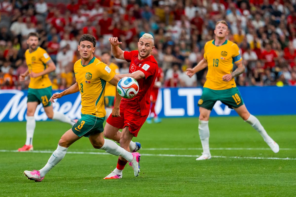 VANCOUVER (Canada), 14/06/2026.- Alessandro Circati (L) of Australia and Baris Alper Yilmaz (C) of Turkey in action during the first half of the FIFA World Cup 2026 group stage match between Australia and Turkey, Vancouver, Canada, 13 June 2026. (Turquía) EFE/EPA/BOB FRID