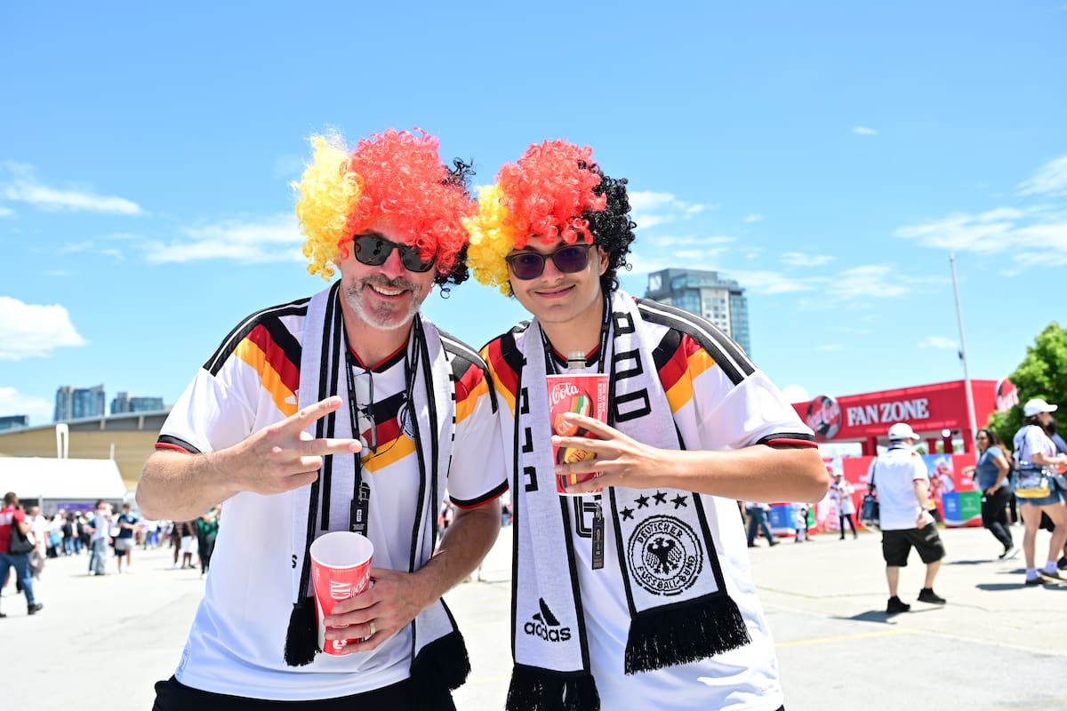 TORONTO (United States), 20/06/2026.- Supporters of Germany pose for a photo as they arrive at the stadium ahead of the FIFA World Cup 2026 group stage match Germany against Ivory Coast, in Toronto, Canada, 20 June 2026. (Costa de Marfil, Alemania) EFE/EPA/EDUARDO LIMA