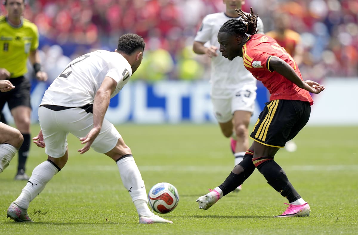 SEATTLE (United States), 15/06/2026.- Jeremy Doku (R) of Belgium in action against Yasser Ibrahim of Egypt during the FIFA World Cup 2026 group stage match Belgium against Egypt, in Seattle, USA, 15 June 2026. (Bélgica, Egipto) EFE/EPA/STEPHEN BRASHEAR