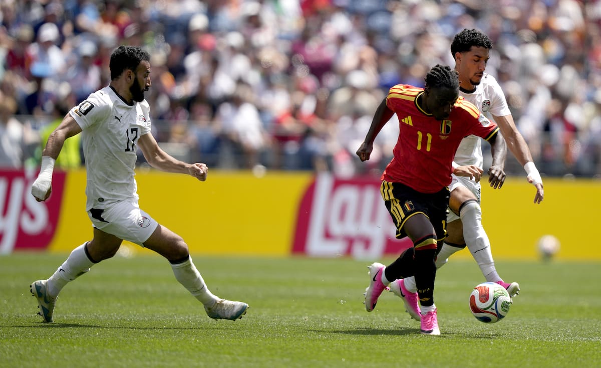 SEATTLE (United States), 15/06/2026.- Jeremy Doku (C) of Belgium in action against Mohanad Lasheen and Omar Marmoush (R) of Egypt during the FIFA World Cup 2026 group stage match Belgium against Egypt, in Seattle, USA, 15 June 2026. (Bélgica, Egipto) EFE/EPA/STEPHEN BRASHEAR
