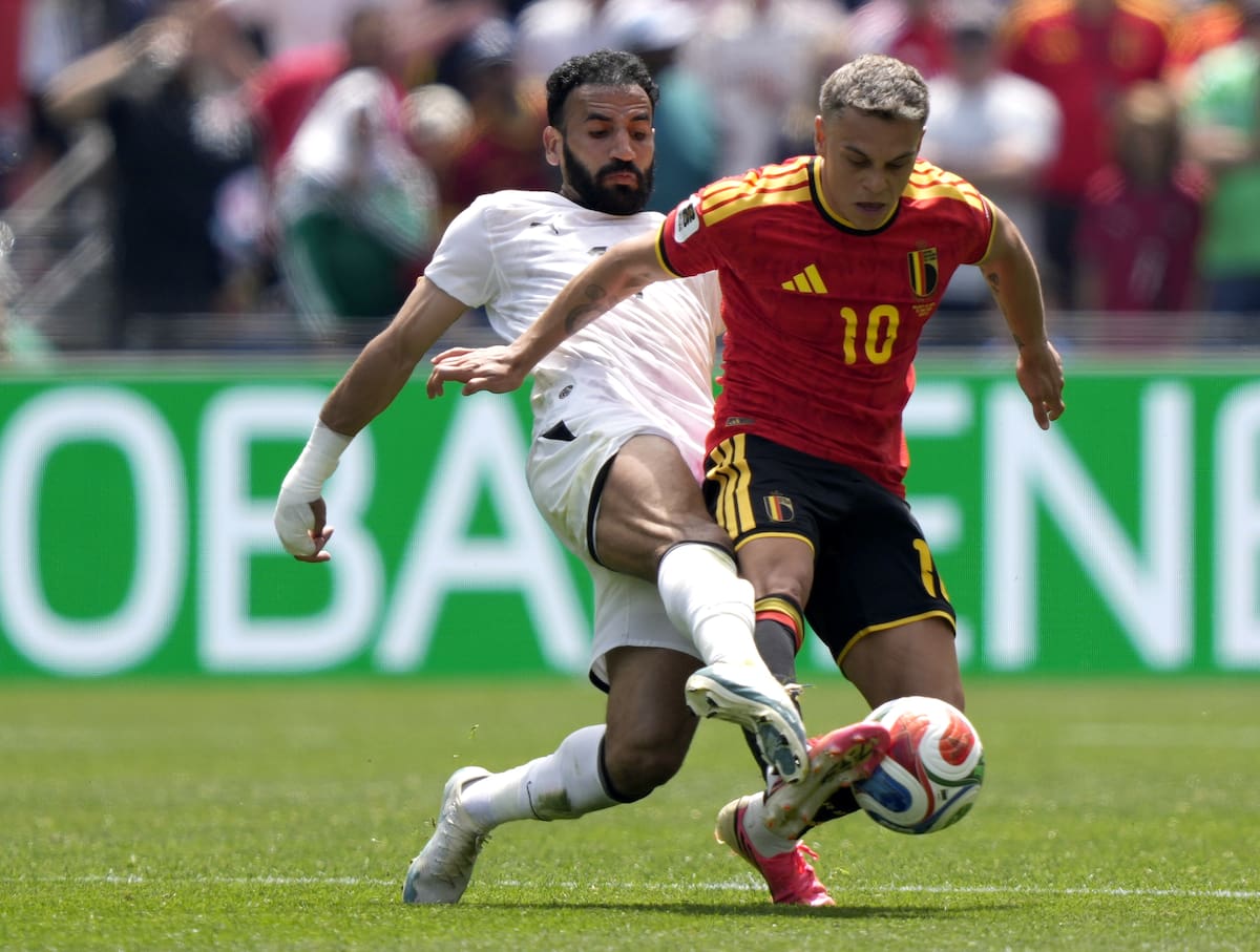 SEATTLE (United States), 15/06/2026.- Leandro Trossard (R) of Belgium in action against Mostafa Ziko of Egypt during the FIFA World Cup 2026 group stage match Belgium against Egypt, in Seattle, USA, 15 June 2026. (Bélgica, Egipto) EFE/EPA/STEPHEN BRASHEAR