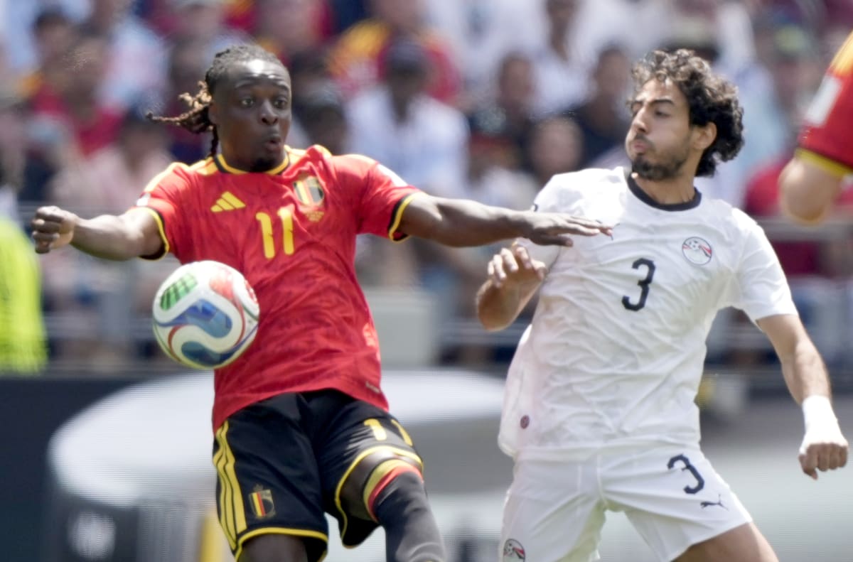 SEATTLE (United States), 15/06/2026.- Jeremy Doku (L) of Belgium in action against Mohamed Hany of Egypt during the FIFA World Cup 2026 group stage match Belgium against Egypt, in Seattle, USA, 15 June 2026. (Bélgica, Egipto) EFE/EPA/STEPHAN BRASHEAR