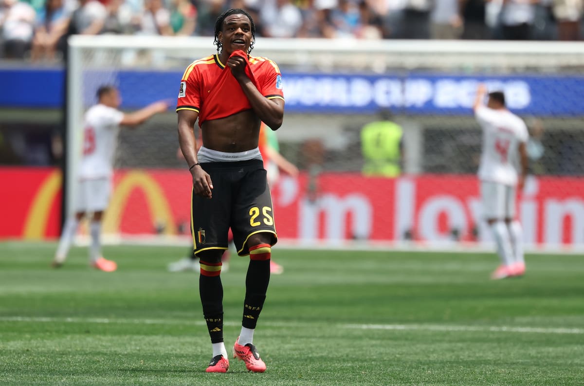 LOS ANGELES (United States), 21/06/2026.- Ngoy of Belgium leaves the pitch after being sent off with a red card during the FIFA World Cup 2026 group stage match Belgium against Iran, in Los Angeles, USA, 21 June 2026. (Bélgica) EFE/EPA/CHRISTOPHER TORRES