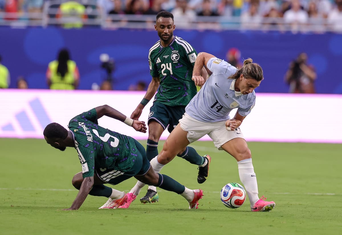 MIAMI (United States), 15/06/2026.- Uruguay forward Agustin Canobbio (R) in action against Saudi Arabia defender Hassan Altambakti during the FIFA World Cup 2026 group stage match Saudi Arabia against Uruguay, in Miami, Florida, USA, 15 June 2026. (Arabia Saudita) EFE/EPA/CRISTOBAL HERRERA-ULASHKEVICH