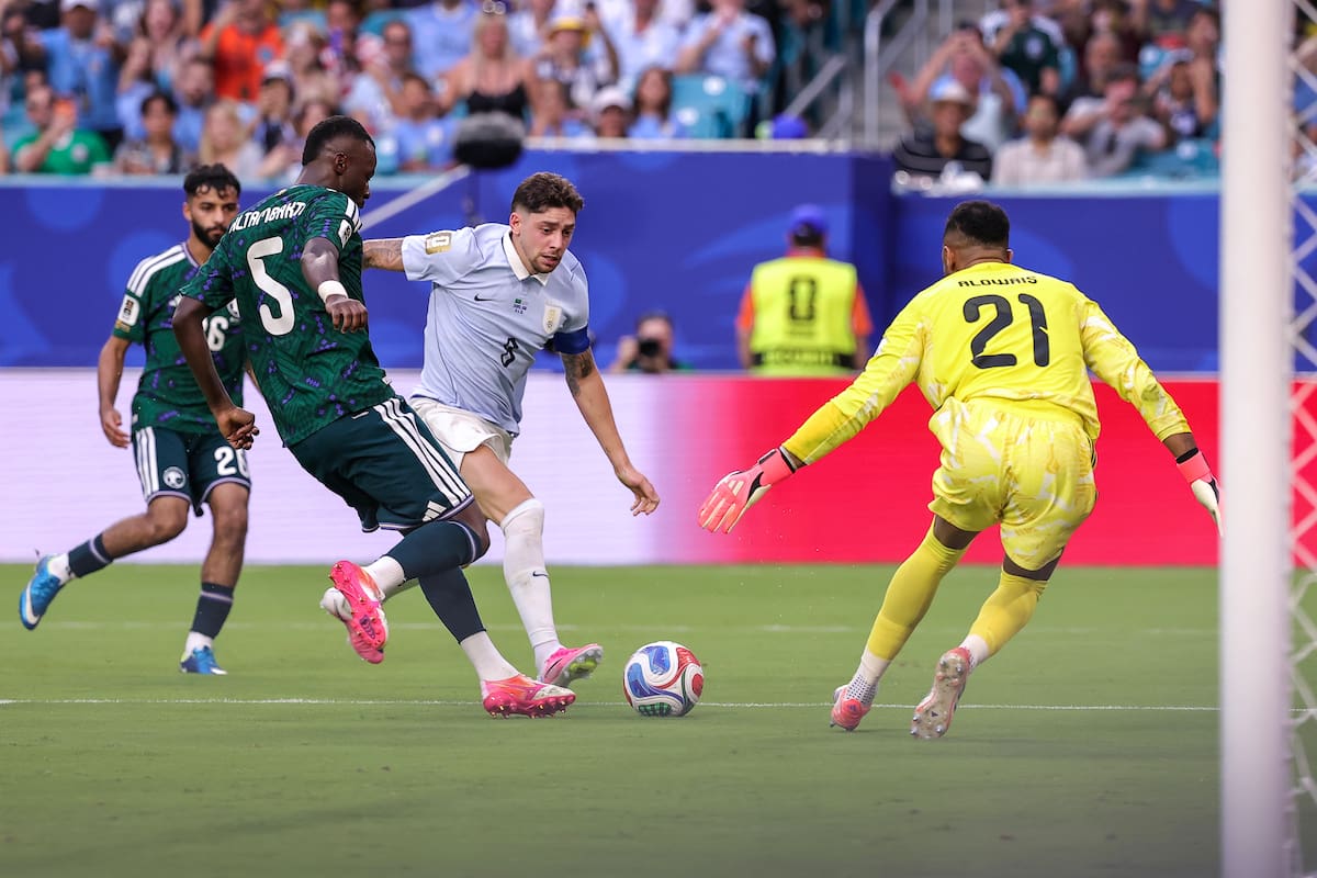 MIAMI (United States), 15/06/2026.- Uruguay midfielder Federico Valverde (C) in action against Saudi Arabia goalkeeper Mohammed Al Owais (R) and Saudi Arabia defender Hassan Altambakti during the FIFA World Cup 2026 group stage match Saudi Arabia against Uruguay, in Miami, Florida, USA, 15 June 2026. (Arabia Saudita) EFE/EPA/CRISTOBAL HERRERA-ULASHKEVICH